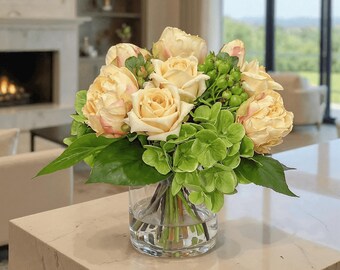 Champagne real-touch roos en groene hortensia in glazen vaas