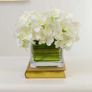 Real Touch Arrangement d&#39;hortensia blanc fleurs en soie artificielles dans un vase carré pour design d&#39;intérieur, décoration d&#39;intérieur, salle de bain, chambre à coucher, table