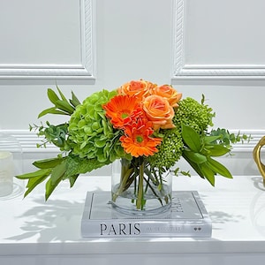 Arreglo artificial de primera calidad con hortensias verdes de tacto real, margaritas naranjas y rosas, centro de mesa moderno, decoración de estilo francés