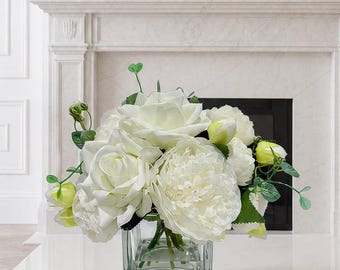 Arrangement met witte kunstbloemen in een glazen vaas, met realistische rozen, pioenrozen en hortensia's als tafeldecoratie, kunstmatige bloemstukken voor de eettafel.