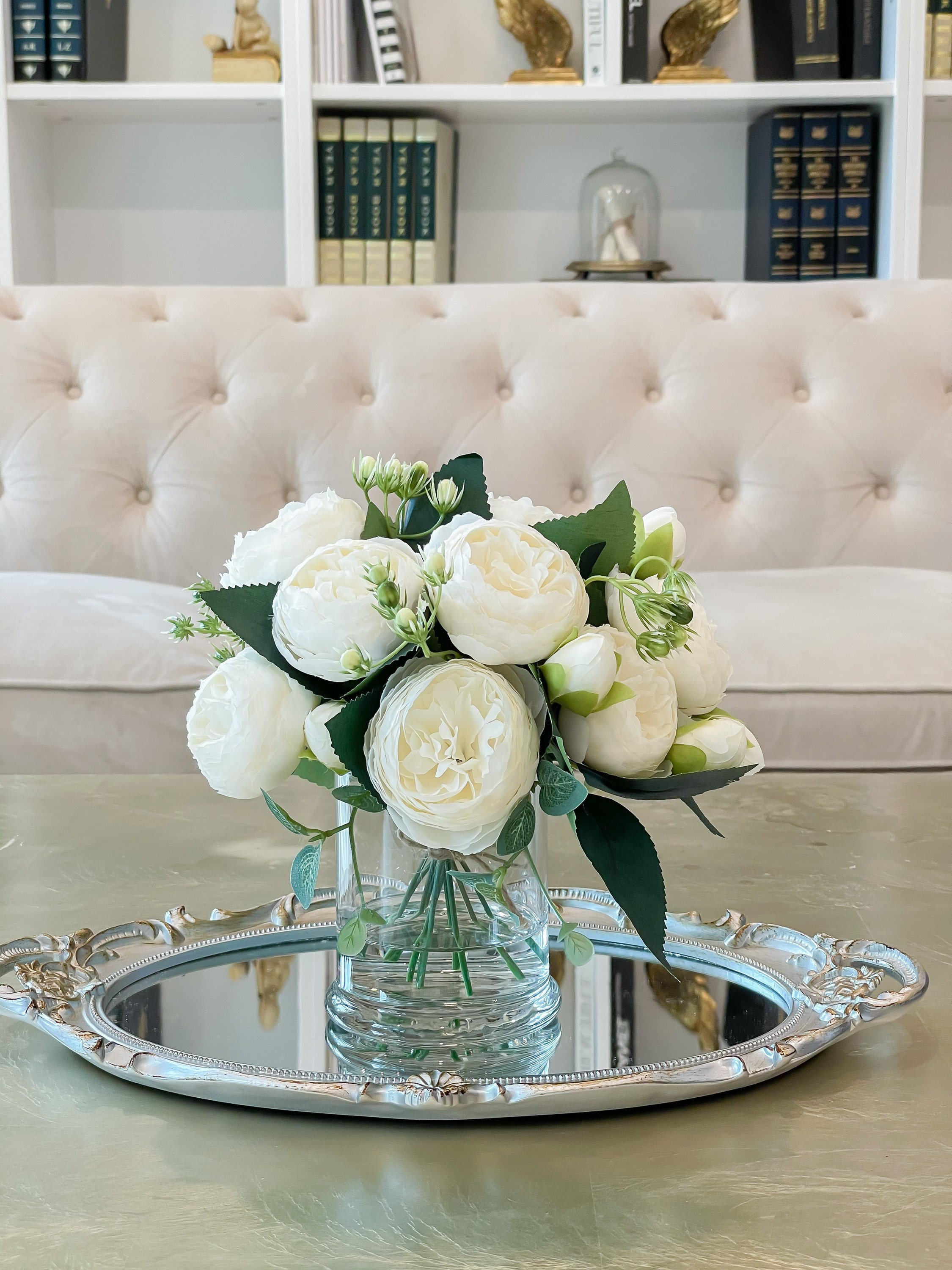 Composizione di peonie e rose bianche finte: centrotavola moderno con fiori di seta - Italia
