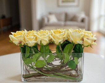 Arrangement met champagnekleurige rozen van Real Touch: Rechthoekige glazen vaas als tafelstuk