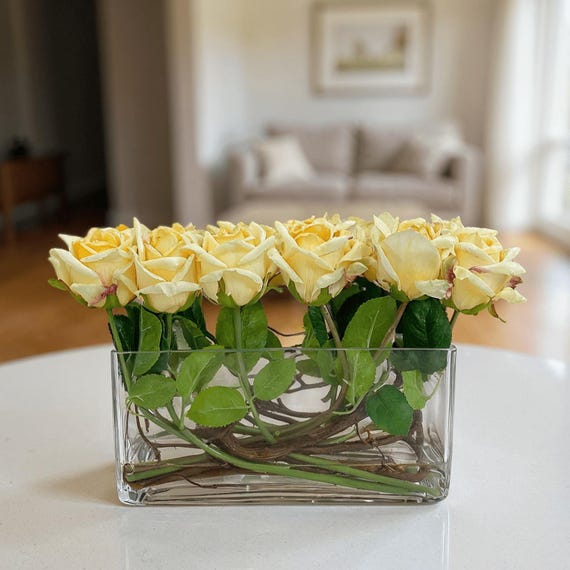 Arrangement mit Champagnerrosen in Real Touch-Optik: Rechteckige Glasvase als Tischdekoration