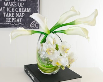 Centro de mesa con lirio de cala blanco y orquídea: arreglo floral con un toque real