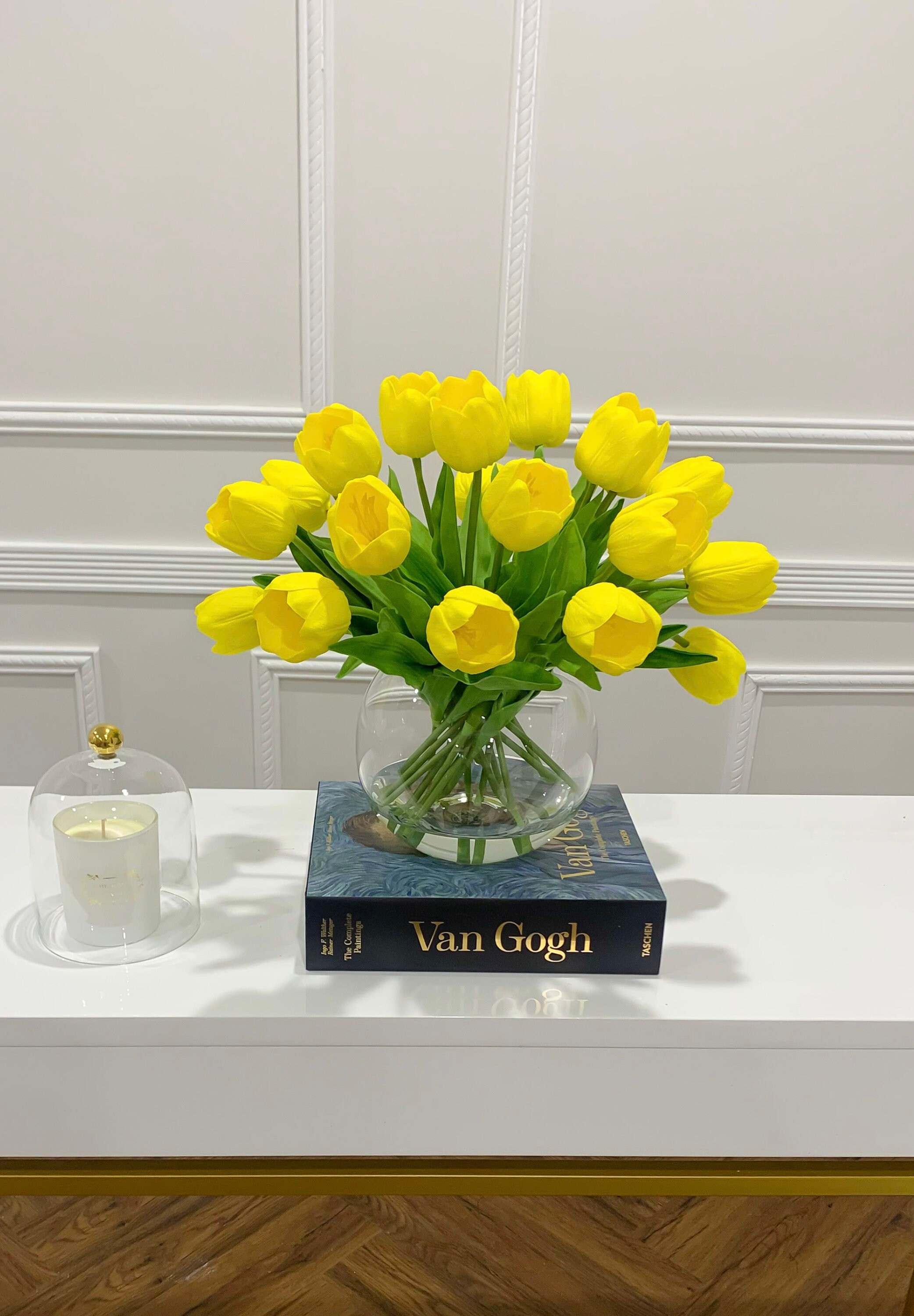 Tulipanes artificiales de tacto real en jarrón, flores artificiales con  agua sintética en jarrón único para mesa de comedor, evento de boda (blanco)