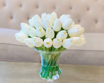 Real Touch White Tulip Arrangement: Konstblommig mittpunkt