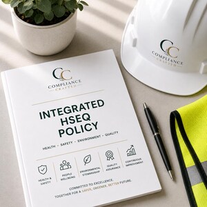 Könnte beinhalten: Ein weißes Dokument mit dem Titel Integrated HSEQ Policy und dem Compliance Crafted Logo, ein weißer Schutzhelm mit demselben Logo, ein schwarzer Stift und eine gelbe Warnweste. Das Dokument enthält Abschnitte zu Gesundheit, Sicherheit und Qualität.