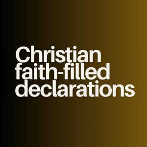 Könnte beinhalten: Ein Grafikdesign mit dem weißen Text Christian faith-filled declarations auf einem Farbverlauf von Schwarz zu Gold. Rechts befindet sich ein braunes Holzkreuz, das mit grünen Blättern und kleinen rosa Blüten verziert ist.
