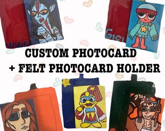 Puede incluir: Una colección de portafototarjetas personalizados de fieltro en rojo, naranja, azul y verde oscuro, cada uno con una fototarjeta ilustrada única. El texto CUSTOM PHOTOCARD + FELT PHOTOCARD HOLDER está centrado entre los artículos.