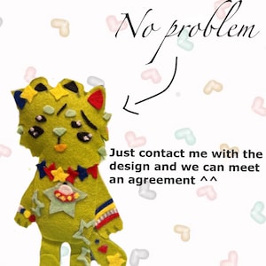 Puede incluir: Un peluche artesanal de fieltro verde oliva con parches coloridos en forma de estrella, un collar rojo y azul y detalles a rayas en los brazos. El texto dice: Got a more complicated design? No problem. Just contact me with the design and we can meet an agreement ^^