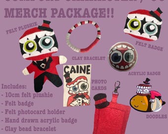Puede incluir: Un paquete de mercancía que incluye un peluche de fieltro de 10 cm, una insignia de fieltro, una pulsera de cuentas de arcilla, una insignia acrílica, un tarjetero de fieltro y tarjetas con un personaje de sombrero de copa y ojos grandes.
