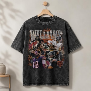 Op de afbeelding: Een antracietgrijs acid-wash T-shirt met een grafische print van American footballspeler Caleb Williams in verschillende actiehoudingen. Het ontwerp bevat de naam Caleb Williams in grote letters, het nummer 18 en het logo van de Chicago Bears.