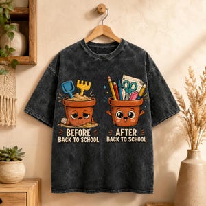 Può includere: Una t-shirt grigio antracite effetto slavato con una grafica di due vasi in terracotta. Il vaso a sinistra è triste con sabbia e attrezzi, con la scritta BEFORE BACK TO SCHOOL. Il vaso a destra è felice con materiale scolastico, con la scritta AFTER BACK TO SCHOOL.
