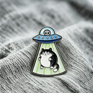 Pin's Chat OVNI en émail, Broche Chat Enlevé par des extraterrestres, Badge Chat de l'espace Kawaii, Cadeau animal amusant pour les amoureux des sacs à dos et des vestes