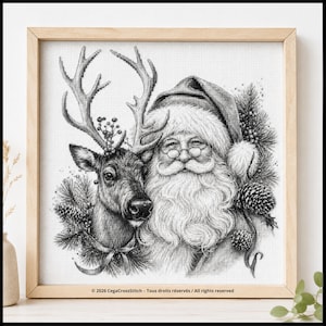 Pode incluir: Um padrão de ponto cruz em preto e branco com o Pai Natal com uma barba comprida e gorro ao lado de uma rena com grandes chifres, rodeado por ramos de pinheiro e pinhas, emoldurado em madeira clara com o texto 2026 CegaCrossStitch.