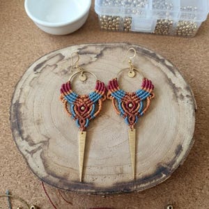 Pendientes macramé boho multicolor con elementos en latón