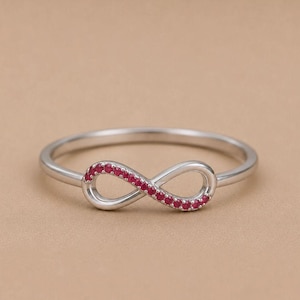 Anello infinito in argento sterling 925 con rubino taglio rotondo, pietra preziosa rossa, anello infinito delicato e minimalista, piccolo anello di promessa, gioiello moderno, regalo per lei