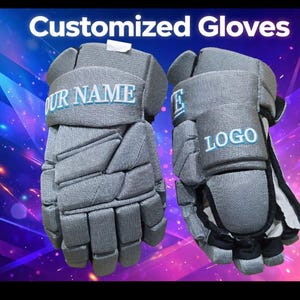 Può includere: Un paio di guanti da hockey grigi con imbottitura segmentata e testo bianco che recita "YOUR NAME" e "LOGO" in un carattere azzurro. I guanti sono mostrati su uno sfondo astratto e vibrante con il testo "Customized Gloves" posizionato sopra.