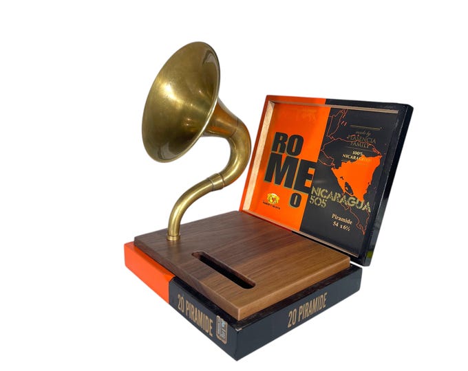 Romeo y Julieta Cigar Box Phone Amplifier, Acoustic iPhone Speaker  S15