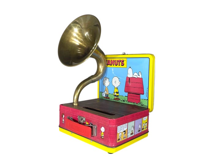 1997 Peanuts Snoopy LunchBox Phone Amplifier, Acoustic iPhone Speaker, Lunch Box Speaker S13