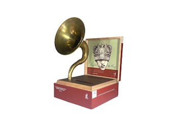 Long Live the King, Caldwell Cigar Box Phone Amplifier, Acoustic iPhone Speaker S12