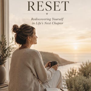 Könnte beinhalten: Ein Buchcover mit dem Titel The Empty Nest Reset: Rediscovering Yourself in Life's Next Chapter. Es zeigt eine Person in einem beigen Pullover, die eine schwarze Tasse hält und auf einen Sonnenuntergang über dem Meer blickt. Unten steht A Guided Workbook For Women Embracing A New Season Of Life und hello it's me I love you.