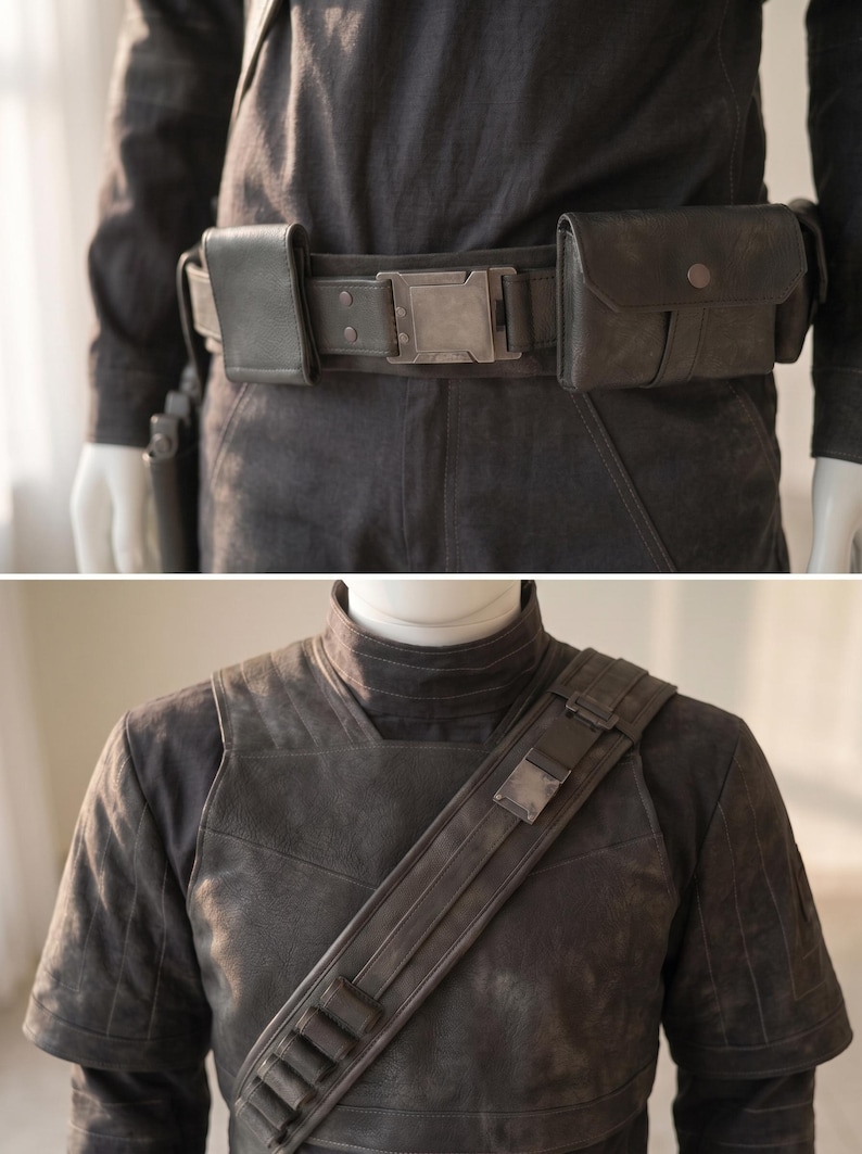 Pu&ograve; includere: Una cintura multiuso grigio scuro con fibbia metallica e due tasche rettangolari, abbinata a un'imbracatura pettorale coordinata che presenta una tracolla diagonale con un dettaglio metallico e diversi piccoli passanti.