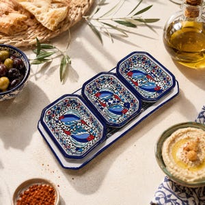 Tabla de embutidos, bandeja de cerámica para servir, tabla de mezze mediterráneo, tabla de aperitivos y quesos con 3 platos pequeños, cerámica tunecina hecha a mano.
