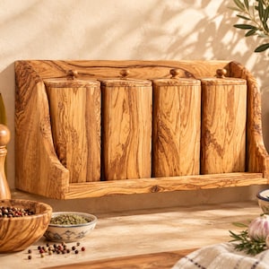 Peut inclure: Un support à épices en bois comprenant quatre boîtes rectangulaires avec couvercles assortis, fabriquées en bois brun clair avec un motif de grain sombre prononcé. Le support est conçu pour être fixé au mur et maintient les quatre récipients.