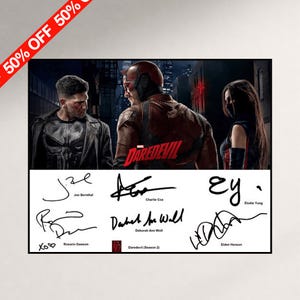 Może przedstawiać: Prostokątny plakat przedstawiający obsadę Marvel Daredevil, w tym Jona Bernthala, Charliego Coxa, Elodie Yung, Rosario Dawson, Deborah Ann Woll i Eldena Hensona, z ich nadrukowanymi podpisami pod wizerunkami postaci oraz logo Daredevil.