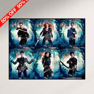 Peut inclure: Une affiche rectangulaire présentant six portraits de personnages de la série télévisée Shadowhunters. Chaque panneau affiche un membre de la distribution avec une signature, des effets de fumée bleue et le texte All the legends are true.