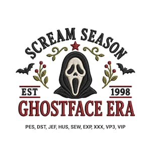 Op de afbeelding: Een borduurontwerp met een centraal wit spookmasker met een zwarte capuchon, omringd door zwarte vleermuizen, groene bladtakken met rode bessen en een rode ster. De tekst luidt SCREAM SEASON, EST 1998, GHOSTFACE ERA en diverse bestandsformaten.