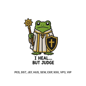 Op de afbeelding: Een geborduurde patch met een groene kikker in een wit en goud gewaad, die een gouden staf en een zwart schild met een gouden kruis vasthoudt. Onder de kikker staat de tekst I HEAL... BUT JUDGE, gevolgd door PES, DST, JEF, HUS, SEW, EXP, XXX, VP3, VIP.