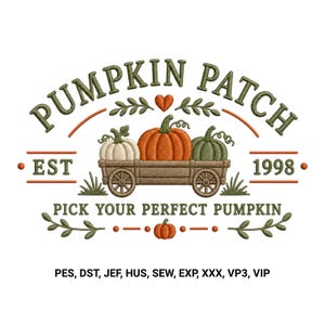 Może przedstawiać: Wzór haftu przedstawiający drewniany wózek z trzema dyniami w kolorze białym, pomarańczowym i zielonym. Tekst brzmi PUMPKIN PATCH, EST 1998 oraz PICK YOUR PERFECT PUMPKIN. Zawiera małe serce, liście oraz formaty plików PES, DST, JEF, HUS, SEW, EXP, XXX, VP3, VIP.