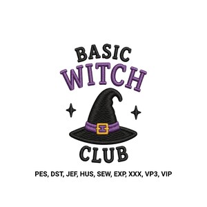 Puede incluir: Un diseño de bordado con el texto negro BASIC y CLUB y el texto morado WITCH en el centro. Un sombrero de bruja negro con una banda morada y una hebilla amarilla se sitúa entre las palabras, flanqueado por dos pequeñas estrellas negras de cuatro puntas.