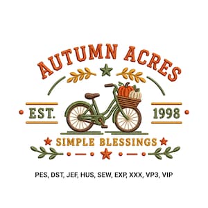 Könnte beinhalten: Ein Stickmuster mit einem grünen Fahrrad und einem Korb voller Kürbisse, umgeben von dem Text AUTUMN ACRES, EST. 1998 und SIMPLE BLESSINGS. Das Design enthält orangefarbene und grüne Blätter, Sterne sowie die Dateiformate PES, DST, JEF, HUS, SEW, EXP, XXX, VP3, VIP.