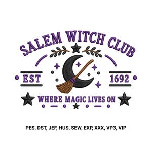 Może przedstawiać: Wzór haftu z napisem SALEM WITCH CLUB, EST 1692 oraz WHERE MAGIC LIVES ON. Grafika zawiera czarny półksiężyc, brązową miotłę, gwiazdy oraz gałązki z liśćmi wykonane fioletową i czarną nicią na białym tle.