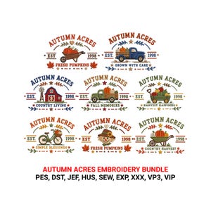 Può includere: Un set di disegni per ricamo con nove loghi a tema autunnale con il testo AUTUMN ACRES, EST 1998. I disegni includono zucche, un camion blu, un fienile rosso, un camion verde, un carro, una bicicletta e uno spaventapasseri.
