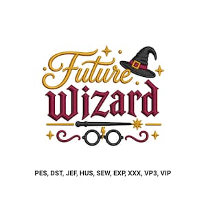 Puede incluir: Un diseño de bordado con el texto Future Wizard en letras doradas y granates. El diseño incluye un sombrero de bruja negro, una varita negra, gafas redondas negras con un rayo y estrellas doradas sobre un fondo de color blanco.