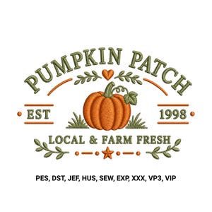 Può includere: Un disegno per ricamo che raffigura una zucca arancione con foglie verdi, circondato dal testo PUMPKIN PATCH, EST 1998 e LOCAL & FARM FRESH. Il design include linee decorative arancioni, un piccolo cuore, una stella e motivi a foglia.