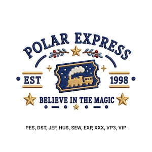 Può includere: Un disegno per ricamo con il testo POLAR EXPRESS, EST 1998 e BELIEVE IN THE MAGIC in blu scuro. Un'icona centrale di un biglietto del treno dorato mostra una locomotiva a vapore con fumo bianco. Stelle dorate, agrifoglio e formati sono inclusi.