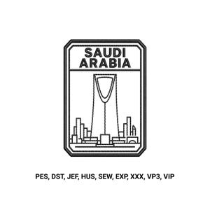 Può includere: Un disegno per ricamo in bianco e nero con il testo SAUDI ARABIA sopra un disegno al tratto di uno skyline cittadino e una struttura ad arco. Sotto l'emblema rettangolare, il testo elenca i formati di file: PES, DST, JEF, HUS, SEW, EXP, XXX, VP3, VIP.
