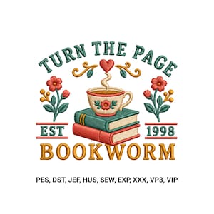 Puede incluir: Un diseño de bordado con una pila de dos libros, uno verde y otro rojo, coronados por una taza de té humeante. El texto dice TURN THE PAGE, EST 1998 y BOOKWORM, rodeado de flores rojas y adornos dorados. Formatos de archivo: PES, DST, JEF, HUS, SEW, EXP, XXX, VP3, VIP.