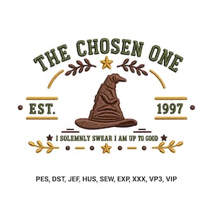 Puede incluir: Un diseño de bordado con un sombrero de mago marrón en el centro, rodeado de texto verde oliva que dice THE CHOSEN ONE, EST. 1997 e I SOLEMNLY SWEAR I AM UP TO GOOD. Incluye estrellas doradas, ramas marrones y formatos de archivo PES, DST, JEF, HUS, SEW, EXP, XXX, VP3, VIP.