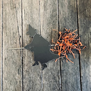 Vintage Halloween Hexe auf Besen Silhouette Die Cut mit Fransen