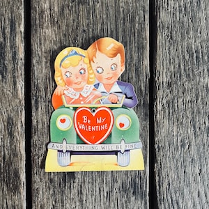 Puede incluir: Tarjeta vintage de San Valentín con una pareja de dibujos animados en un coche verde con un corazón rojo que dice "Be My Valentine". La tarjeta dice "And everything will be fine."