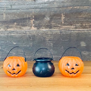 Vintage Plastic Mini Cauldron and Jack O&#39; Lanterns Candy Container Set
