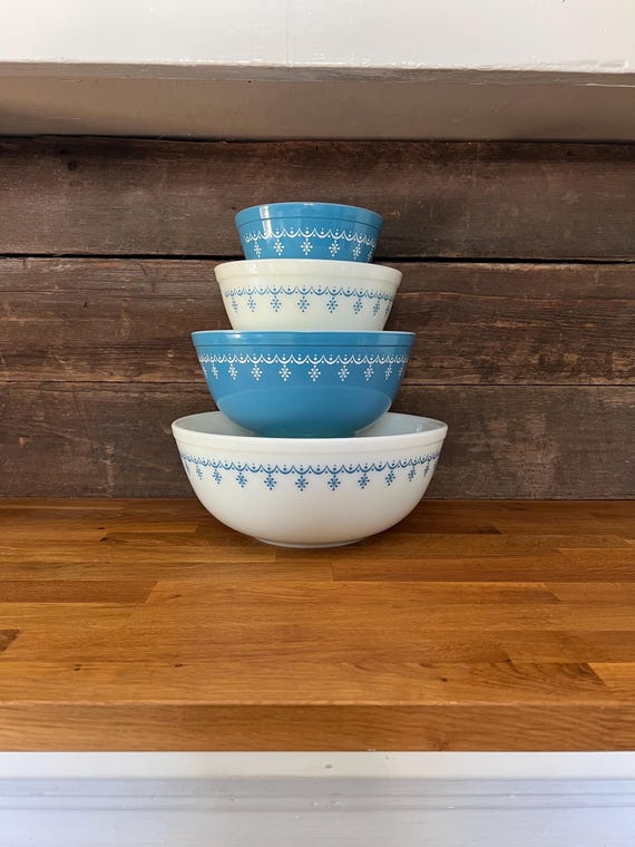 Pyrex Mixing Bowls, Snowflake Garland 401–404 | 1970s MCM | Opal