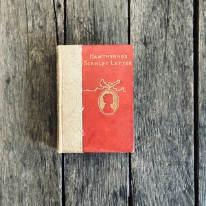 La letra escarlata de Hawthorne antiguo, un libro romántico