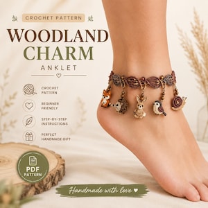Op de afbeelding: Een haakpatroon voor een Woodland Charm enkelbandje met de tekst Woodland Charm Anklet, Crochet Pattern, Beginner Friendly, Step-by-Step Instructions, Perfect Handmade Gift en PDF Pattern. Het enkelbandje heeft kleine dierenbedels.